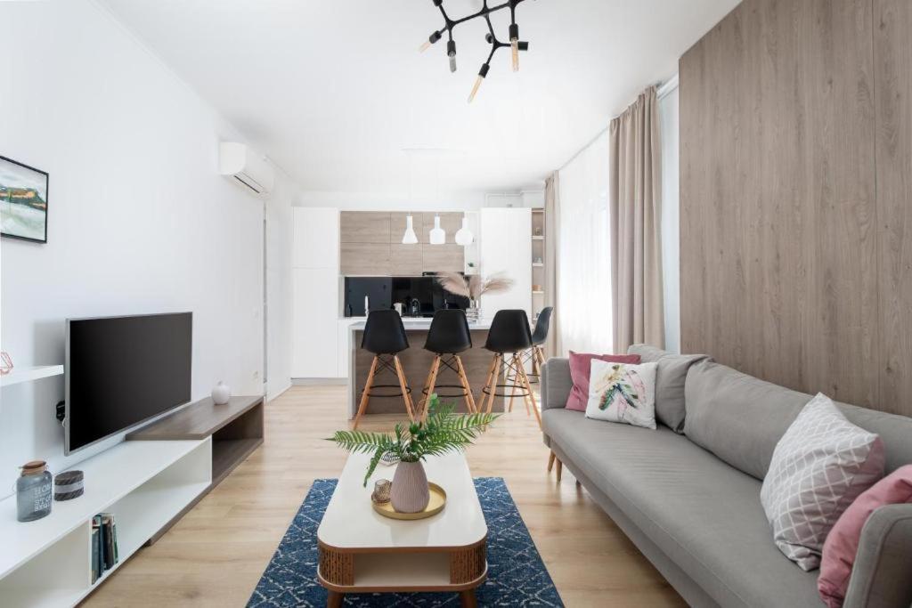 Charlotte Apartment - 2Bedrooms W Parking Near Nymphaea ออราแด ห้อง รูปภาพ